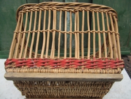 Brocante wicker basket with beautiful chassis