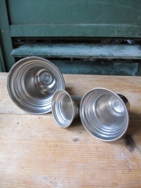 Chocolate and / or butter mold in the shape of a bell.