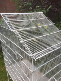 Antieke Franse vogelkooi met smeedijzeren onderstel