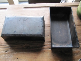 Oude brocante rechthoekige broodblik