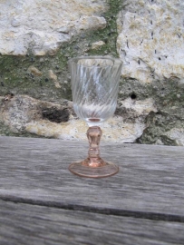 Antieke borrelglaasjes met roze voetje