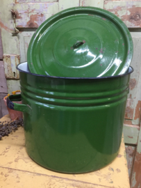 Grote groene emaille ketel met deksel