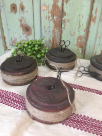 Houten spoel met touw en schaartje