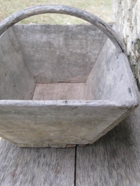 Franse antieke houten bak met hengsel