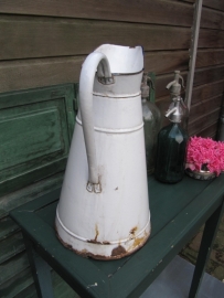 Brocante Franse hele grote witte emaille melk- of waterkan