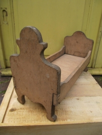 Antiek houten poppenbedje