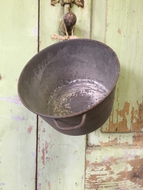 Oud metalen bakje