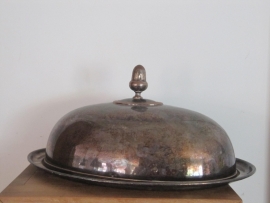 Oude brocante verzilverde ovale schaal met cloche.