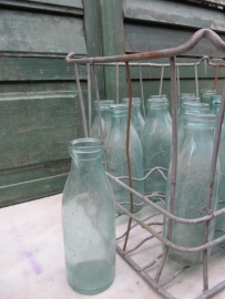 Oude brocante krat met 20 melk flessen van 1/2 liter hoog model met label