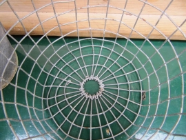 Leuke oude Frans verzinkt rond mandje met haken.