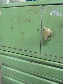 Industriële kast met deurtjes en 3 lades