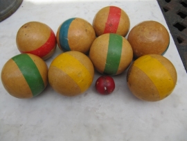 Brocante wooden bowls game.