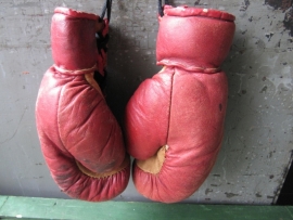 Brocante old leather boxing gloves children