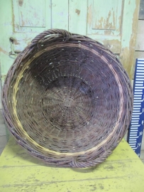 Grote oude wilgentenen mand