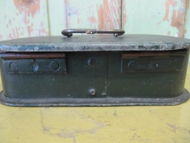 Antiek metalen (geld)kistje
