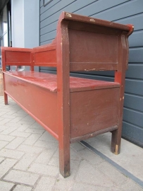 Antieke klepbank in rood/bruin