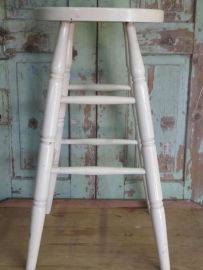 Oude brocante witte hoge houten kruk