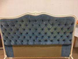 Antiek Frans houten bed mooi gedecoreerd met fluweel.