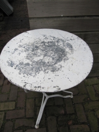 Frans brocante rond metalen tafeltje
