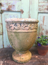 Brocante terracottapot op voet