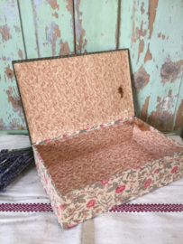 Antieke doos met bloemmotief