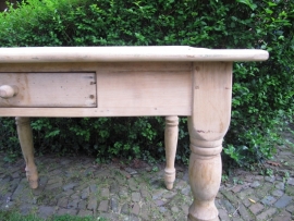 Oude houten tafel uit meubelmakers showroom