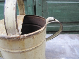 Brocante yellow watering