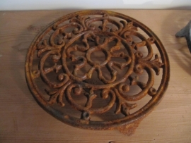 Heel oud gietijzeren treefje of onderzetter zwart.