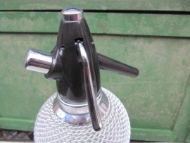 Leuke brocante spuitfles met chroom gaas