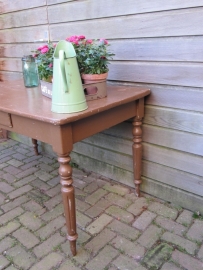 Frans brocante bruine tafel met lade