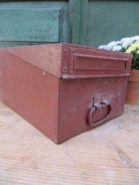 Oude (documenten) metalen kist
