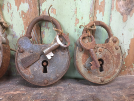 Groot oud gebruikt Douane hangslot met sleutel