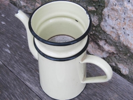 Antieke koffiekan met filter