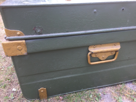 Oude grote metalen kist