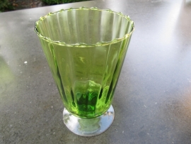 Groene glazen vaas op voet