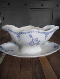 Sauceboat on fixed dish Maestrichts pottery series Nemone