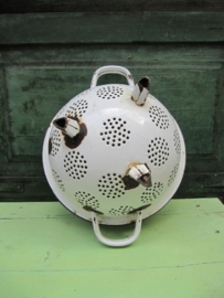 Brocante witte emaille vergiet op pootjes