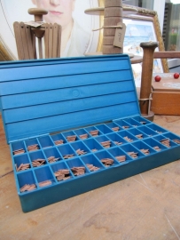 Oude kunststof letterdoos