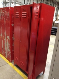 Oude lockerkast 3 deurs op pootjes rood