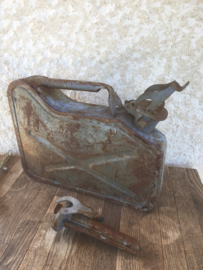 Oude Franse jerrycan met vultuit