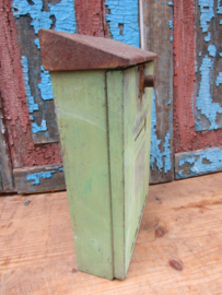 Oude groene metalen brievenbus