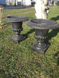 Set brocante gietijzeren tuinvazen