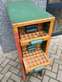 Industriële smalle (letter)kast