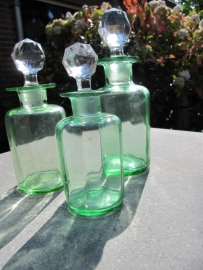 Glazen lichtgroene flesjes met facetgeslepen glazen stop.