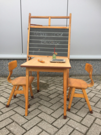 Vintage tafeltje met stoeltjes