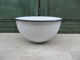 Brocante white enamel bowl. Made in Belgium.
