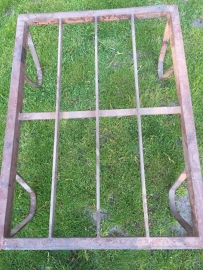 Oude industriële metalen pallet voor salontafel