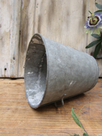 Oud zinken bakje