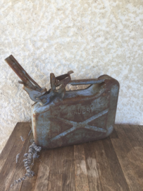 Oude Franse jerrycan met vultuit