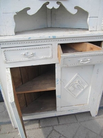 Brocante hoekkast in wit
